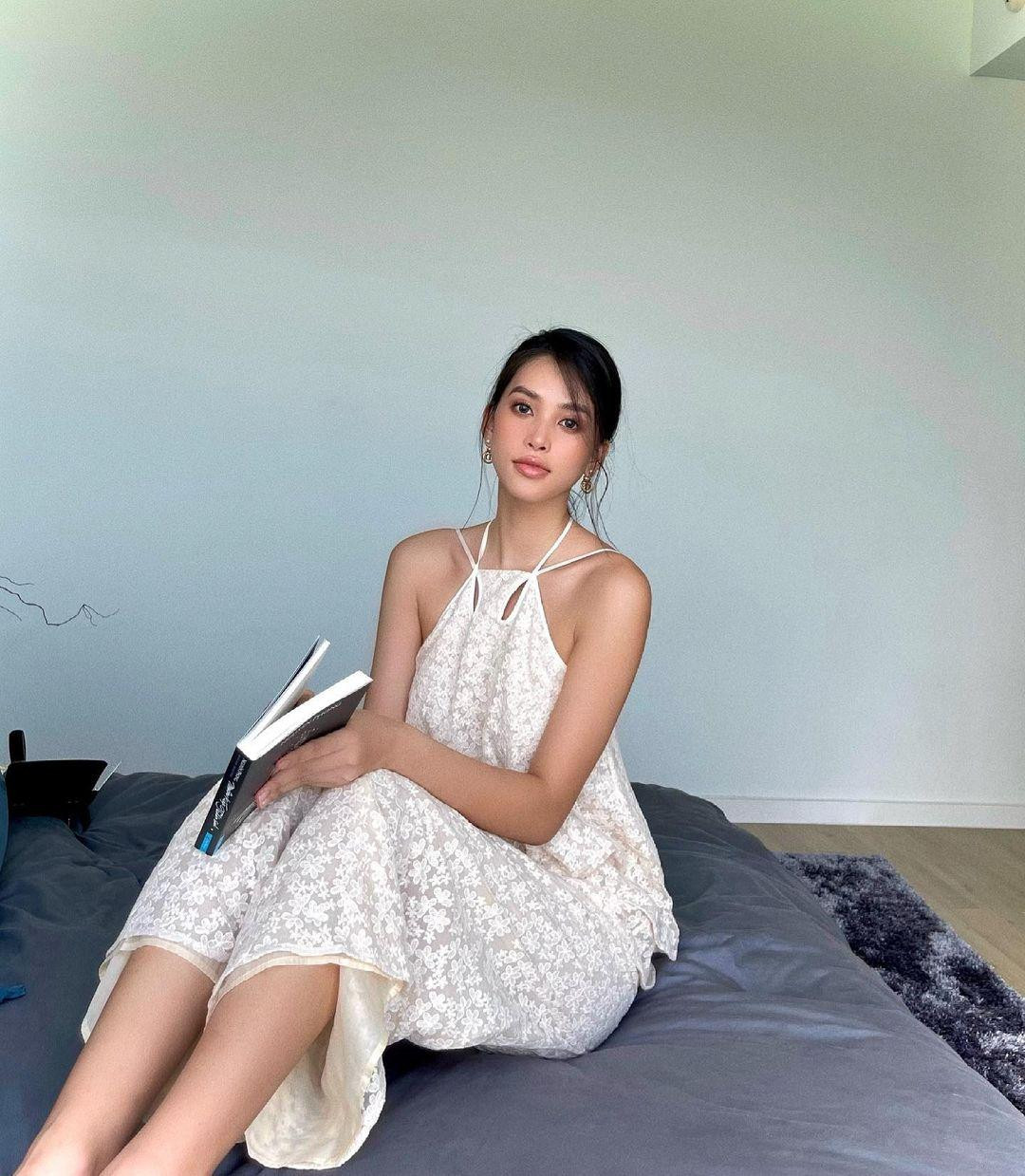 Bộ váy ren với kiểu cổ yếm mang lại nét quyến rũ vừa phải mà vẫn rất thanh lịch.