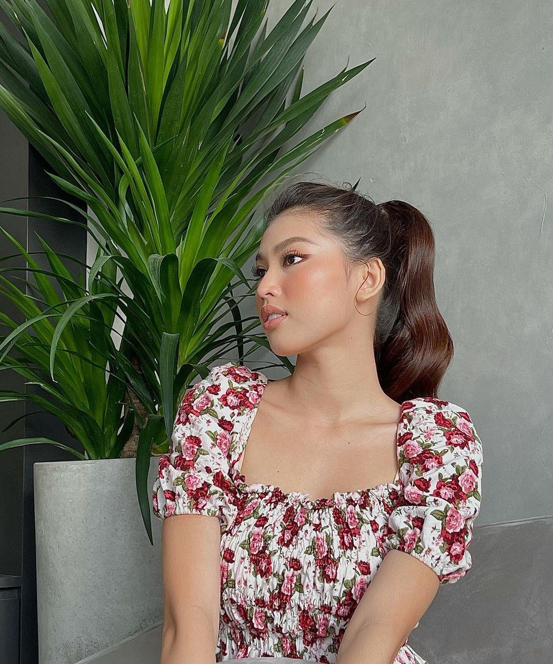 Á hậu Ngọc Thảo cũng là 'tín đồ' của phong cách yêu kiều, thanh lịch.