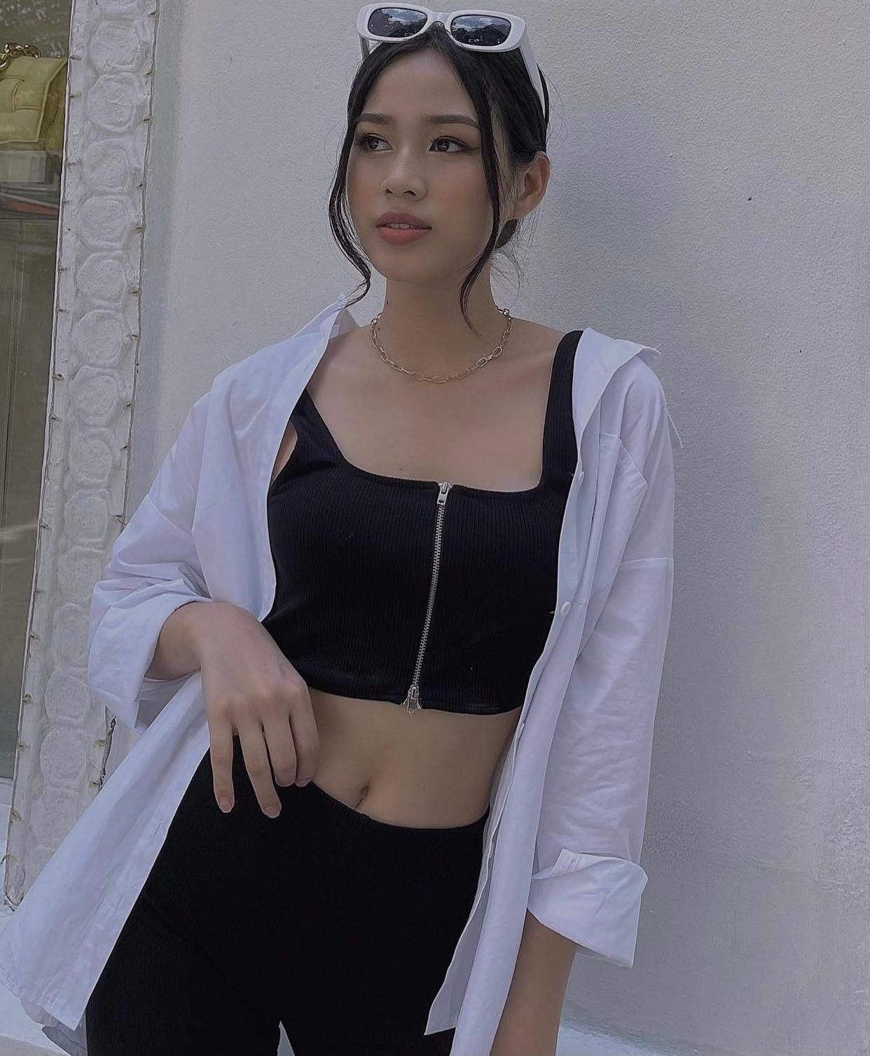 Hoa hậu Đỗ Thị Hà khoe dáng quyến rũ với set đồ năng động gồm áo crop-top và quần legging màu đen.