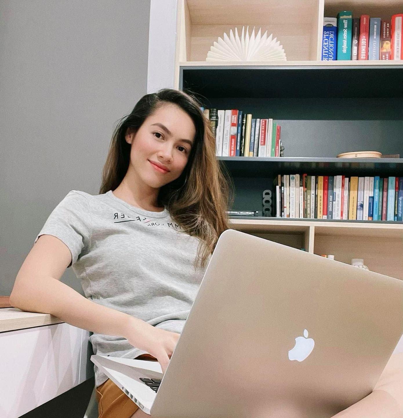 Á hậu Hoàng My chăm chỉ làm việc khi ở nhà thực hiện giãn cách xã hội.