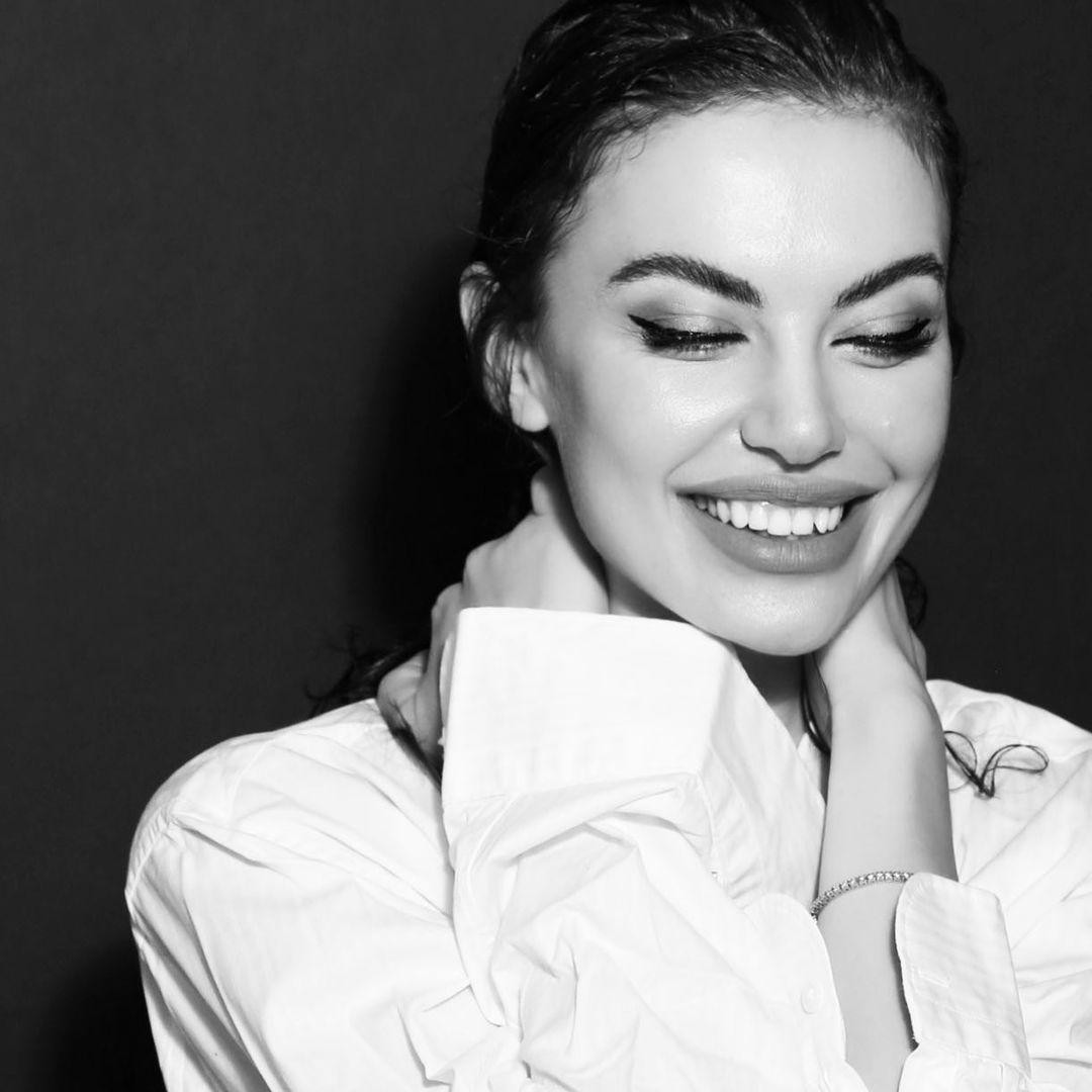 Ina Dajci sở hữu đôi mắt to, sâu thăm thẳm, gương mặt góc cạnh và đôi môi dày giống hệt Angelina Jolie.