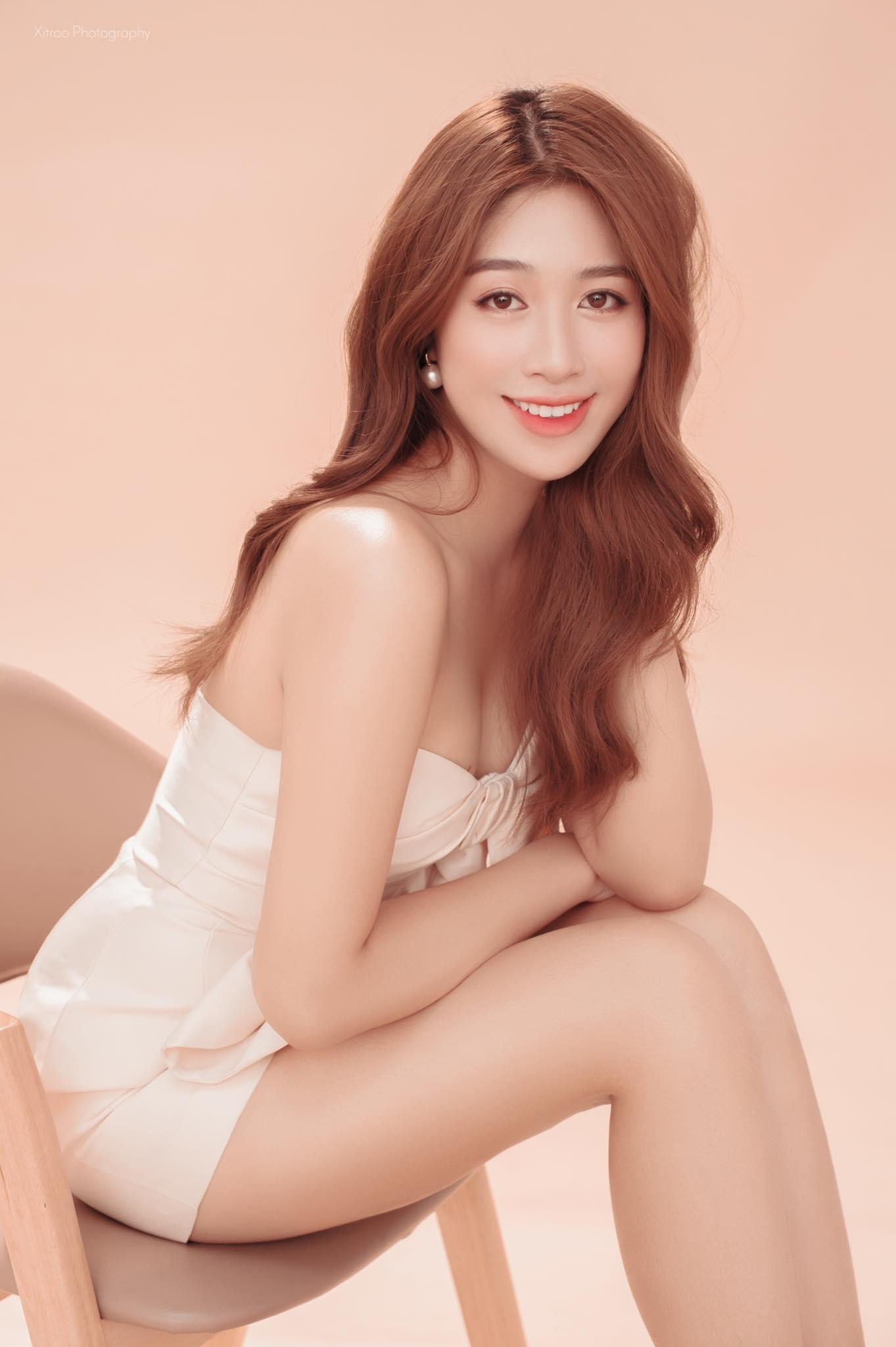 Người đẹp Top 10 HHVN 2020 Đặng Vân Ly ngọt ngào và gợi cảm trong bộ ảnh mới.