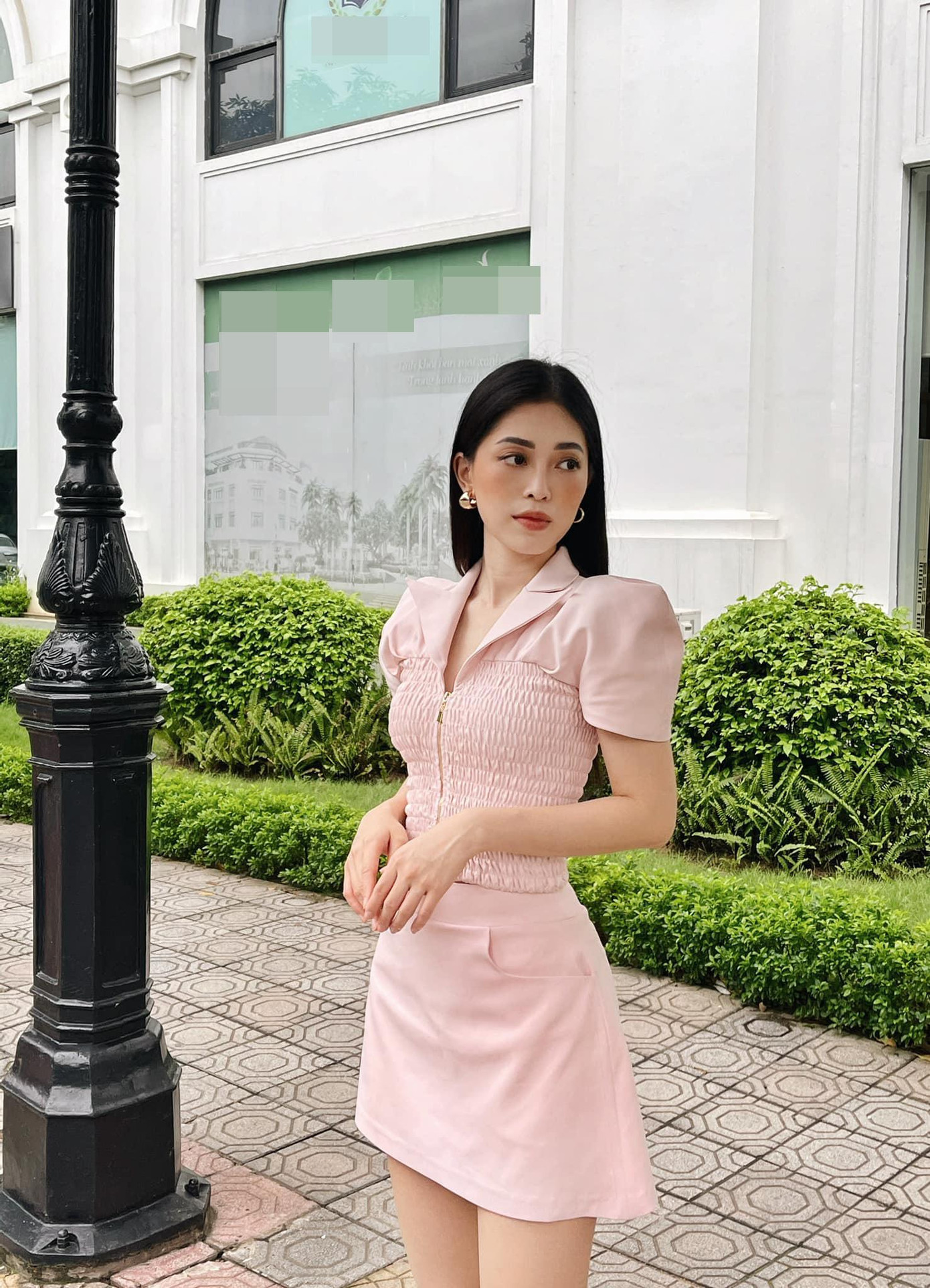 Á hậu Phương Nga diện cả cây hồng yêu kiều như tiểu thư.