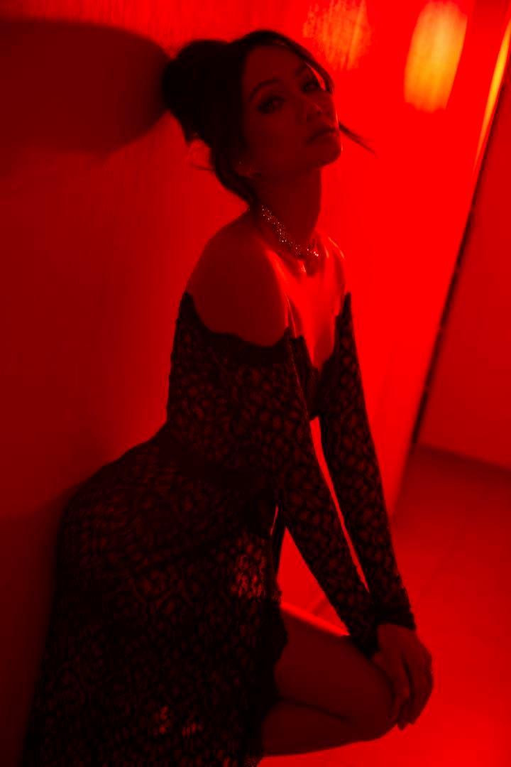 Người đẹp diện bộ váy ren màu đen chất liệu xuyên thấu khoe vóc dáng cực nóng bỏng và quyến rũ.