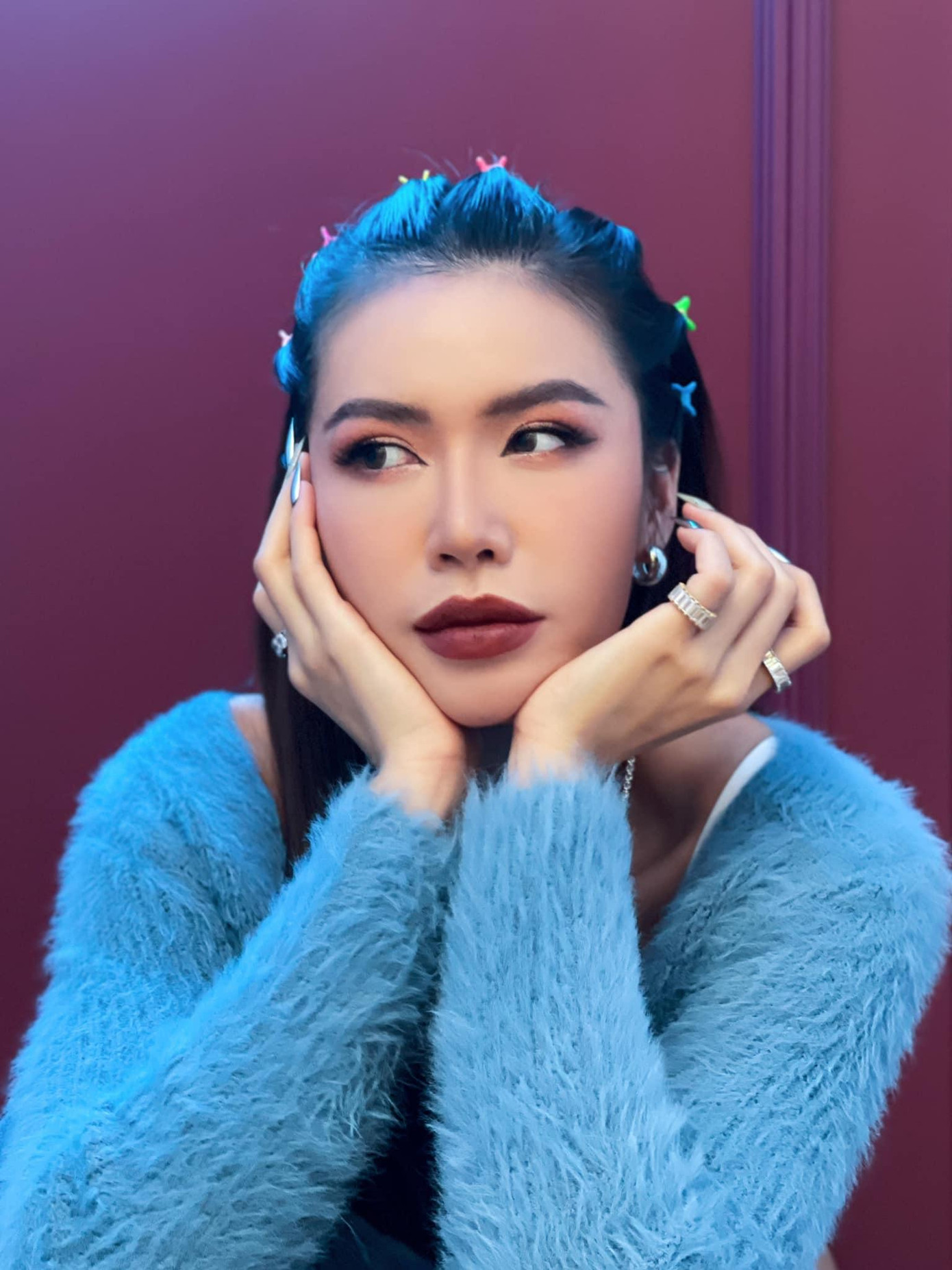 Phong cách của cô khá đa dạng và biến hóa liên tục, khi thì cá tính, lúc lại quyến rũ.