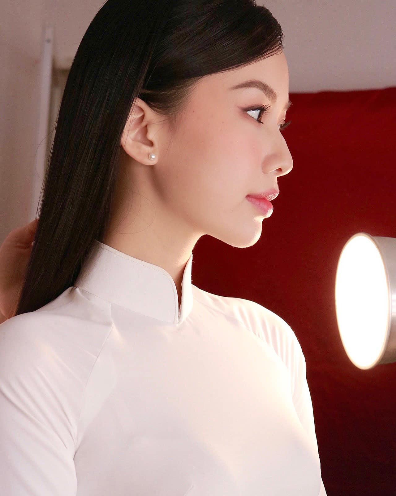 Người đẹp có làn da đẹp nhất của cuộc thi HHVN 2020 Phạm Thị Phương Quỳnh diện áo dài trắng tinh khôi, xinh đẹp, kiều diễm.