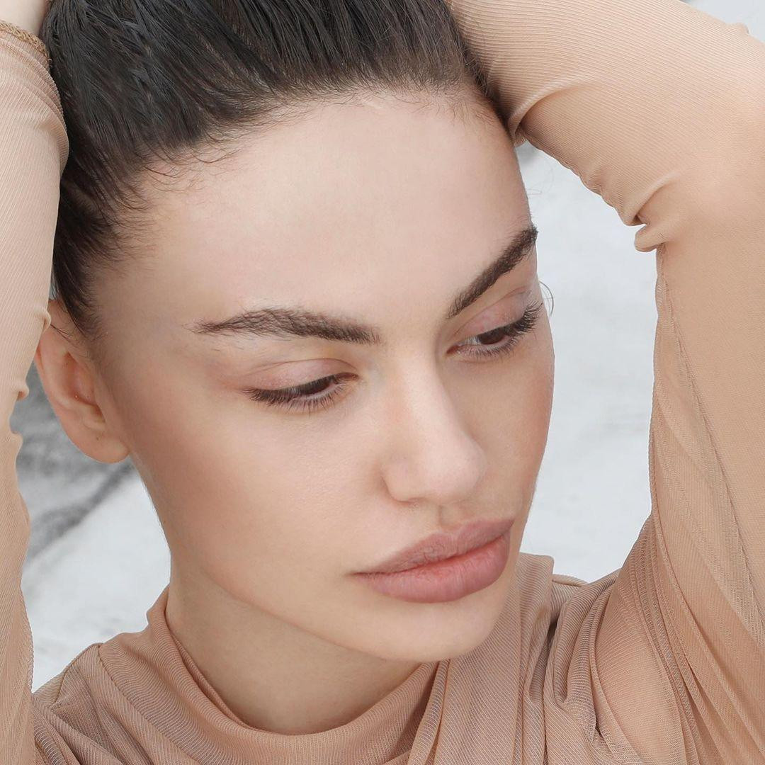 Trong rất nhiều góc ảnh, các fans không thể phân biệt được đâu là Ina Dajci, đâu là Angelina Jolie.