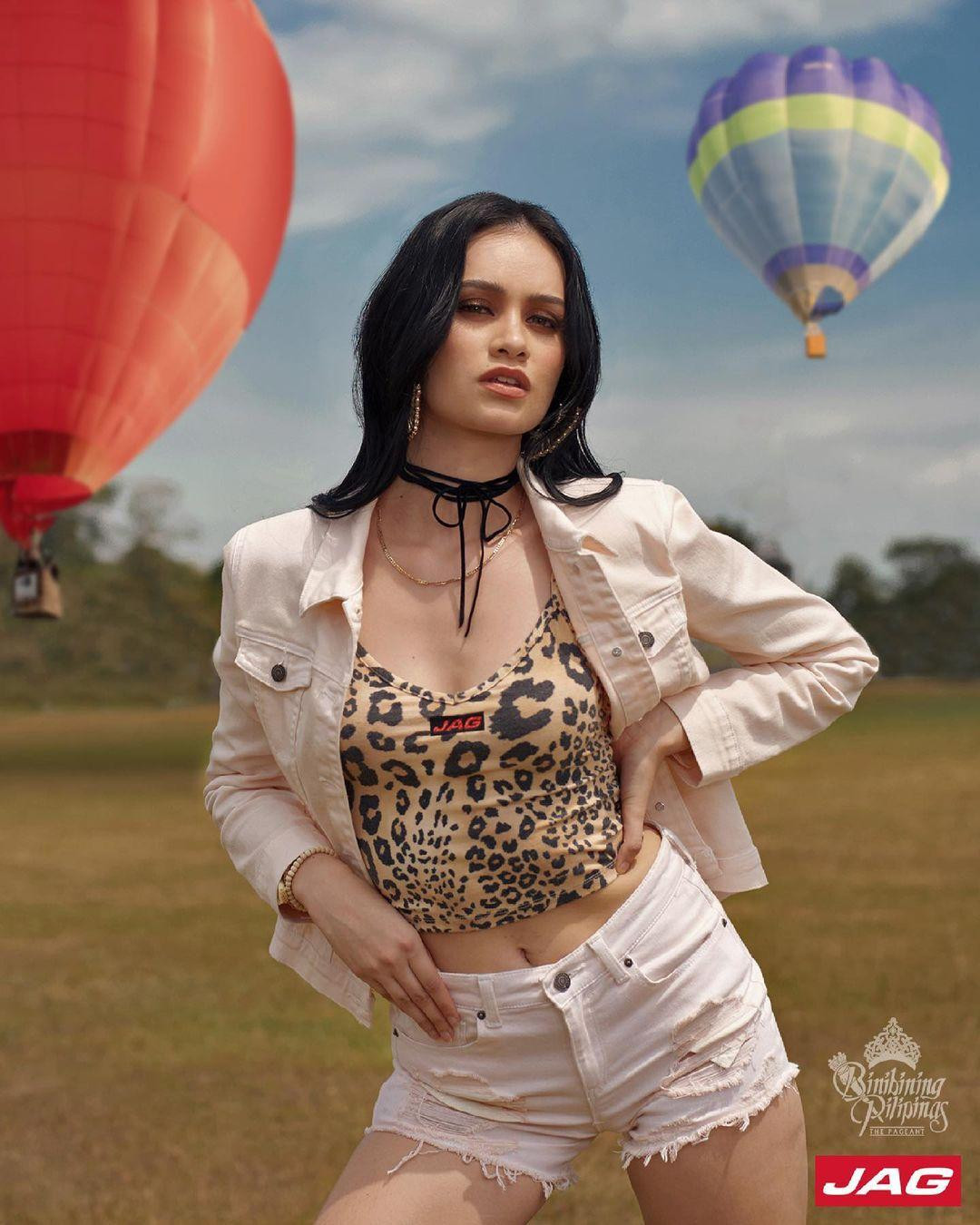 Không chỉ xinh đẹp, người đẹp còn gây ấn tượng bởi khả năng thuyết trình và ứng xử trong đêm chung kết.