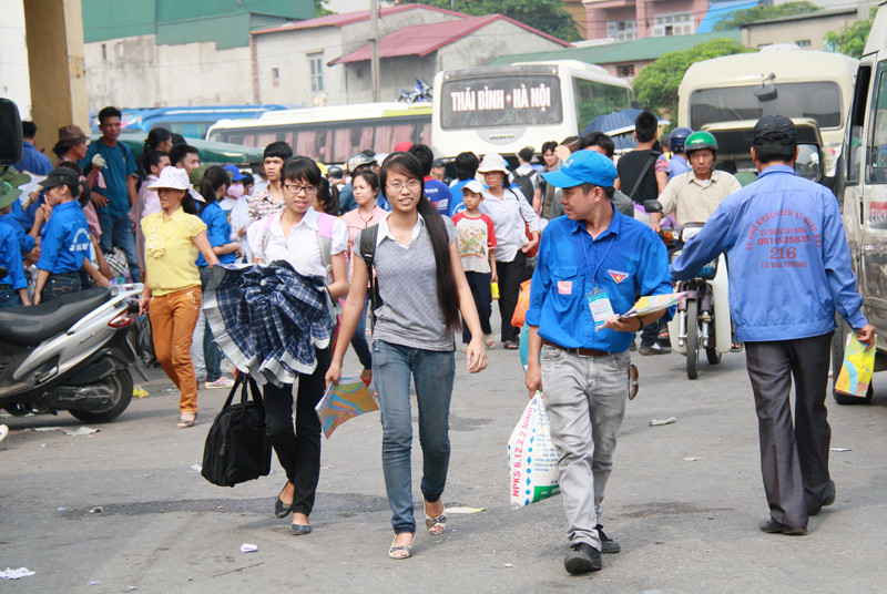 Hàng trăm sinh viên tình nguyện có mặt tại bến xe Giáp Bát, sẵn sàng mang vác đồ đạc, chia sẻ gánh nặng với các thí sinh. Ảnh: Trường Phong