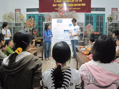 SV đội SIFE ĐH Hà Nội hỗ trợ người khuyết tật tại Thanh Trì - Hà Nội