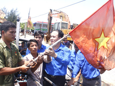 Thuyền trưởng Phải trao lá cờ để chuyển về Bảo tàng Tuổi trẻ Việt Nam 