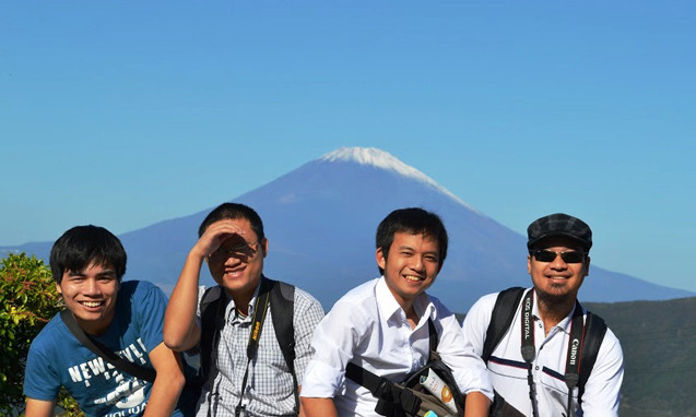 Trí Quang (thứ hai từ phải) cùng các bạn trẻ VN làm việc tại Nhật Bản trong một chuyến đi chơi - Ảnh: Trí Quang cung cấp