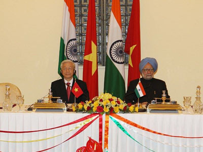 Tổng Bí thư Nguyễn Phú Trọng và Thủ tướng Cộng hòa Ấn Độ Manmohan Singh gặp gỡ báo chí sau khi kết thúc hội đàm. Ảnh: Trí Dũng – TTXVN