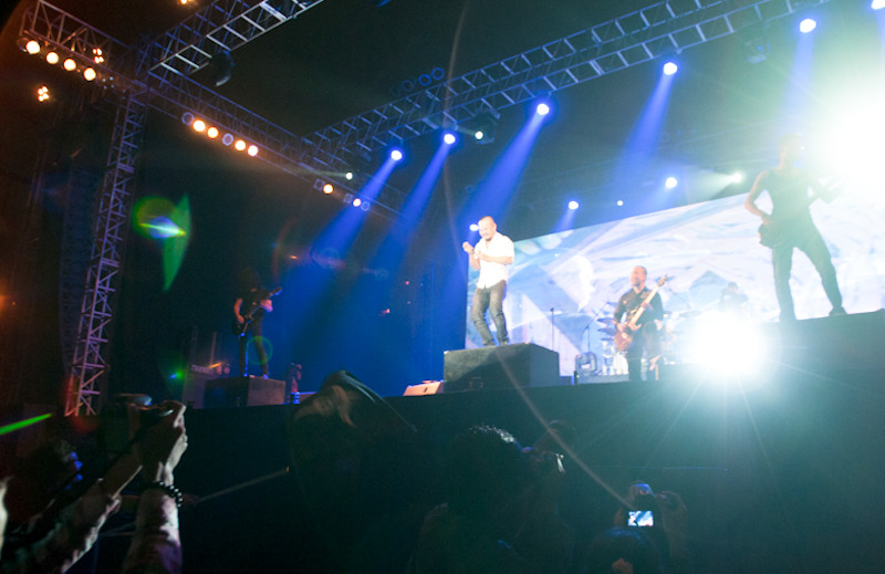 Ngoài Hoa ban trắng và Anh là những bài mới, hầu hết các bài trong đêm Nhiệt đều là những bài đặt dấu ấn đặc biệt của Bức Tường đối với người hâm mộ như Con số 0, Bông hồng thủy tinh, Mắt đen…