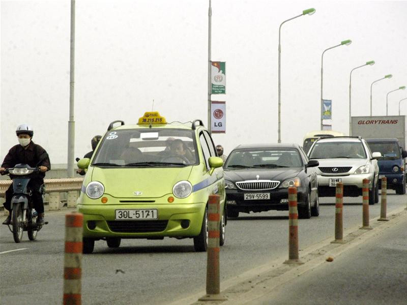 Các phương tiện lưu thông qua cầu Thăng Long, đoạn đường có nhiều trạm thu phí gây tranh cãi. Ảnh: Phạm Yên
