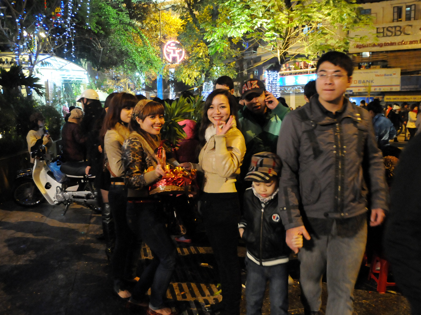 Trong khi đó, không ít người cũng tranh thủ làm thêm dịp cuối năm