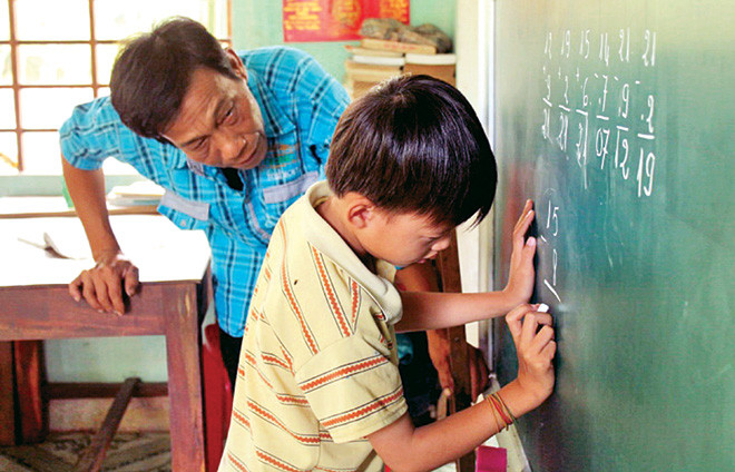 Được dạy học cho các em là niềm vui mỗi ngày của thầy Trai