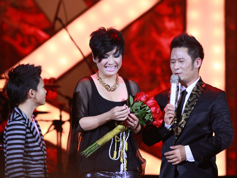 Vợ của Bằng Kiều là Trizzie Phương Trinh cũng lên sân khấu để ủng hộ chồng