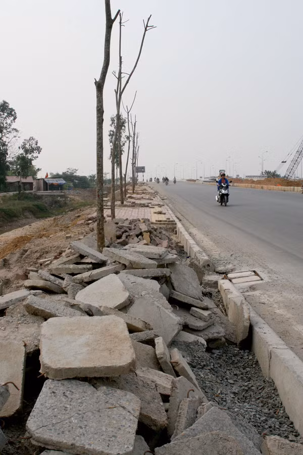 Câu cá bên... đại lộ Thăng Long ảnh 2