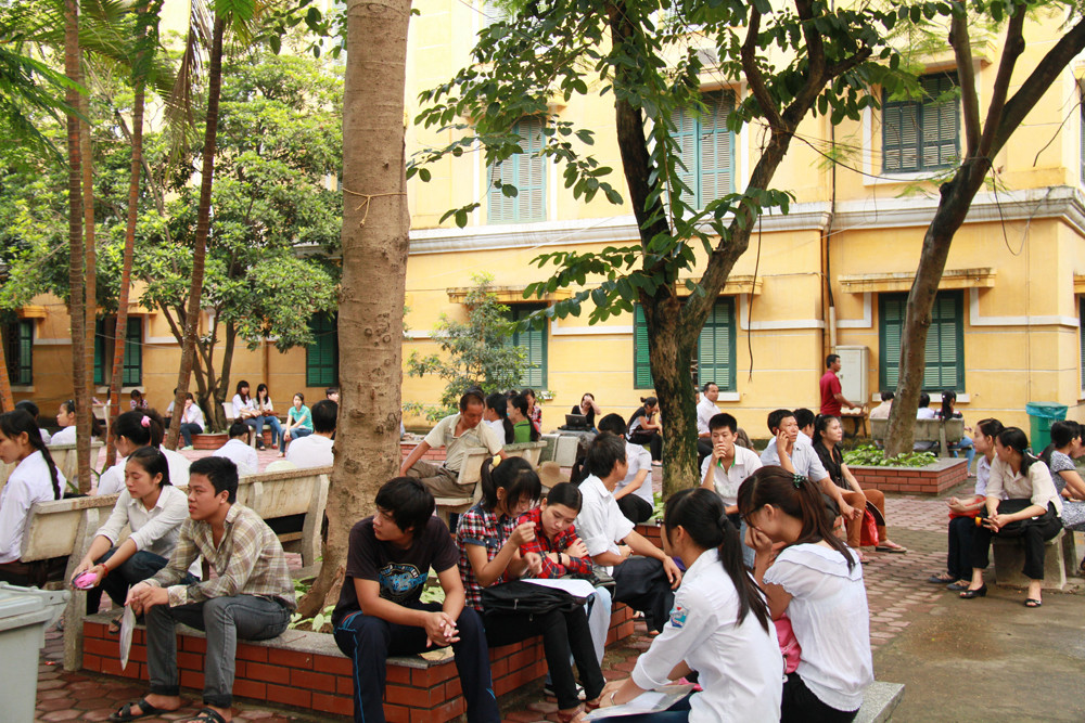 Một góc sĩ tử và phụ huynh tại khuôn viên trường Đại học Khoa học Xã hội và Nhân văn Hà Nội. Ảnh: Trường Phong