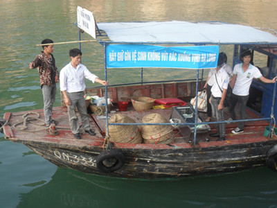 Du khách thăm làng chài