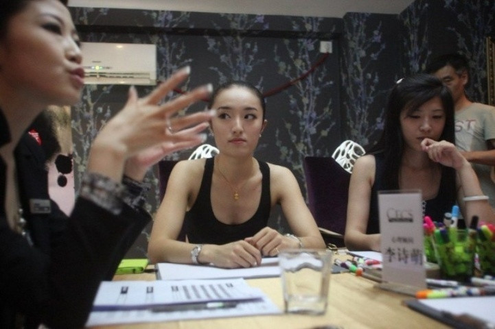 Các cô gái nghe hướng dẫn