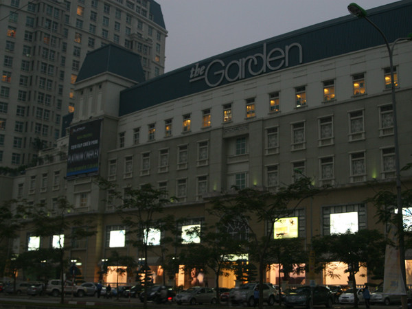 Tòa nhà cạnh đường Phạm Hùng, Từ Liêm (Hà Nội)