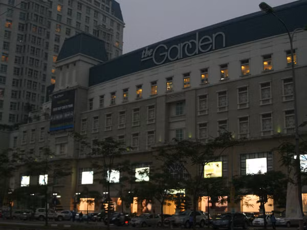 Tòa nhà cạnh đường Phạm Hùng, Từ Liêm (Hà Nội)