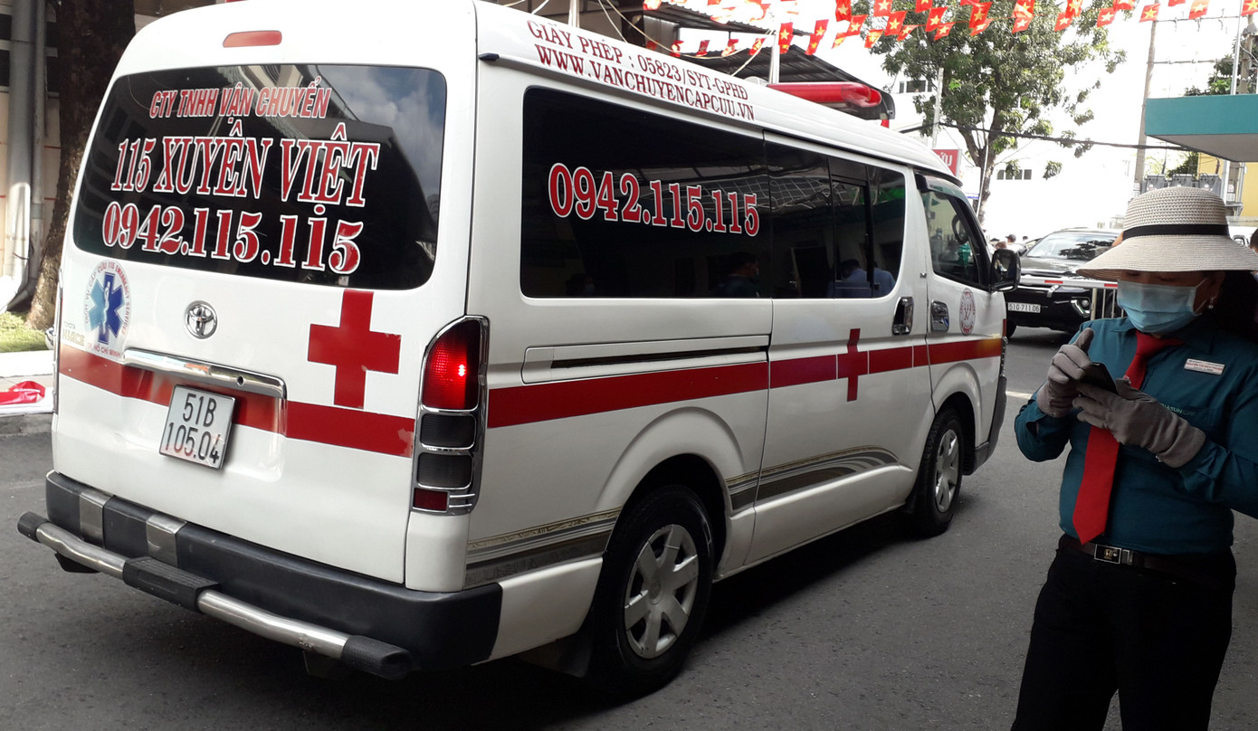Gọi cấp cứu 115 TPHCM nhưng xe tư nhân đến chuyển bệnh ảnh 1