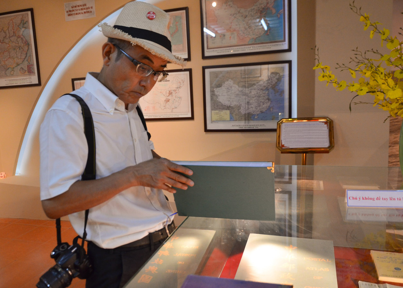 Triển lãm bao gồm bộ tư liệu chủ quyền của Việt Nam ở Hoàng Sa và Trường Sa hết sức phong phú, đa dạng.