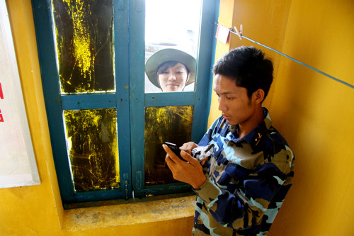 Cô gái trẻ đang trao đổi số điện thoại với anh lính hải quân ở đảo chìm Colin, họ hẹn nhau sẽ thường xuyên giữ liên lạc khi cô gái về đất liền