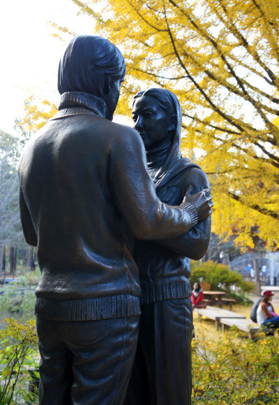  Một bức tượng lớn của hai diễn viên này cũng được đặt trong một khung cảnh tuyệt đẹp. Sẽ không khó để tìm được nơi này vì bạn sẽ được phát miễn phí bản đồ trong khu du lịch