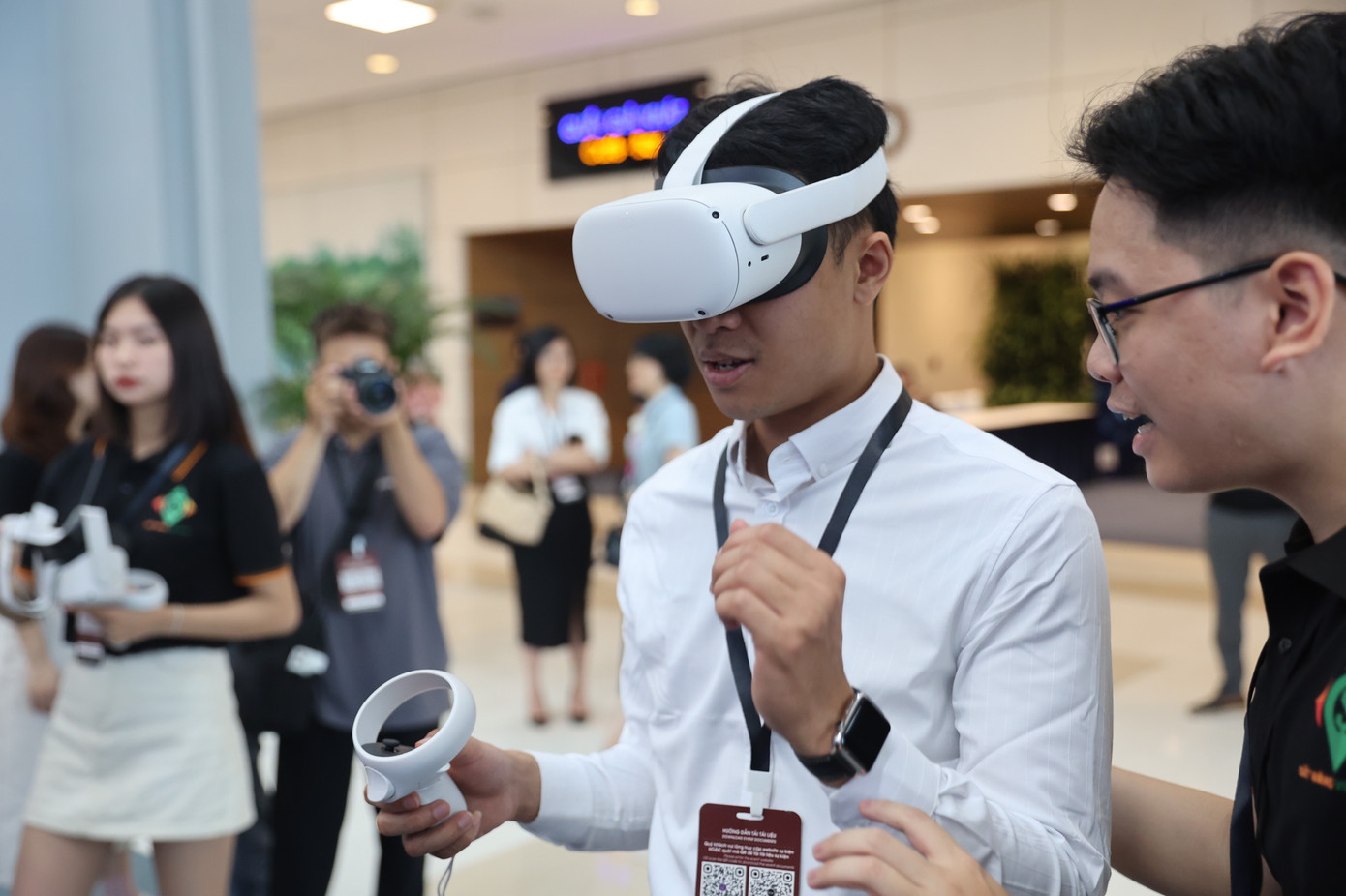 Nhiều đại biểu trải nghiệm ứng dụng công nghệ thực tế ảo trong lĩnh vực bất động sản VR 360 tại triển lãm. Chỉ cần đeo kính thực tế ảo, khách hàng có thể tham gia vào chuyến thăm quan ảo với không gian ba chiều của dự án và trải nghiệm các bước cho cảm giác thực.