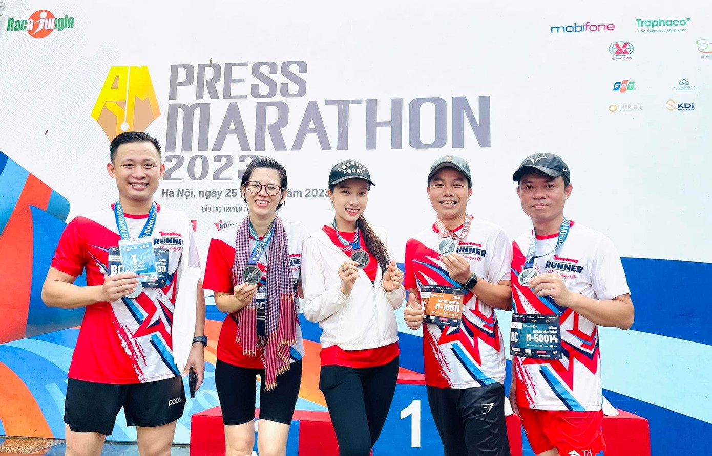 Kết quả, anh Đỗ Ngọc Tuấn (cán bộ Báo Tiền Phong) giành giải nhất Nam ở cự ly 5km. Người đẹp Nguyễn Ngọc Mai (Người đẹp Nhân ái, Top 5 Hoa hậu Việt Nam năm 2022, đứng giữa) cũng tham gia và hoàn thành cự ly 5km.