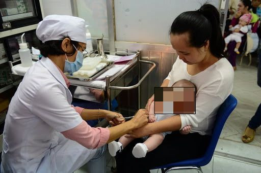 Tiêm chủng vắc xin cho trẻ em dưới 5 tuổi.