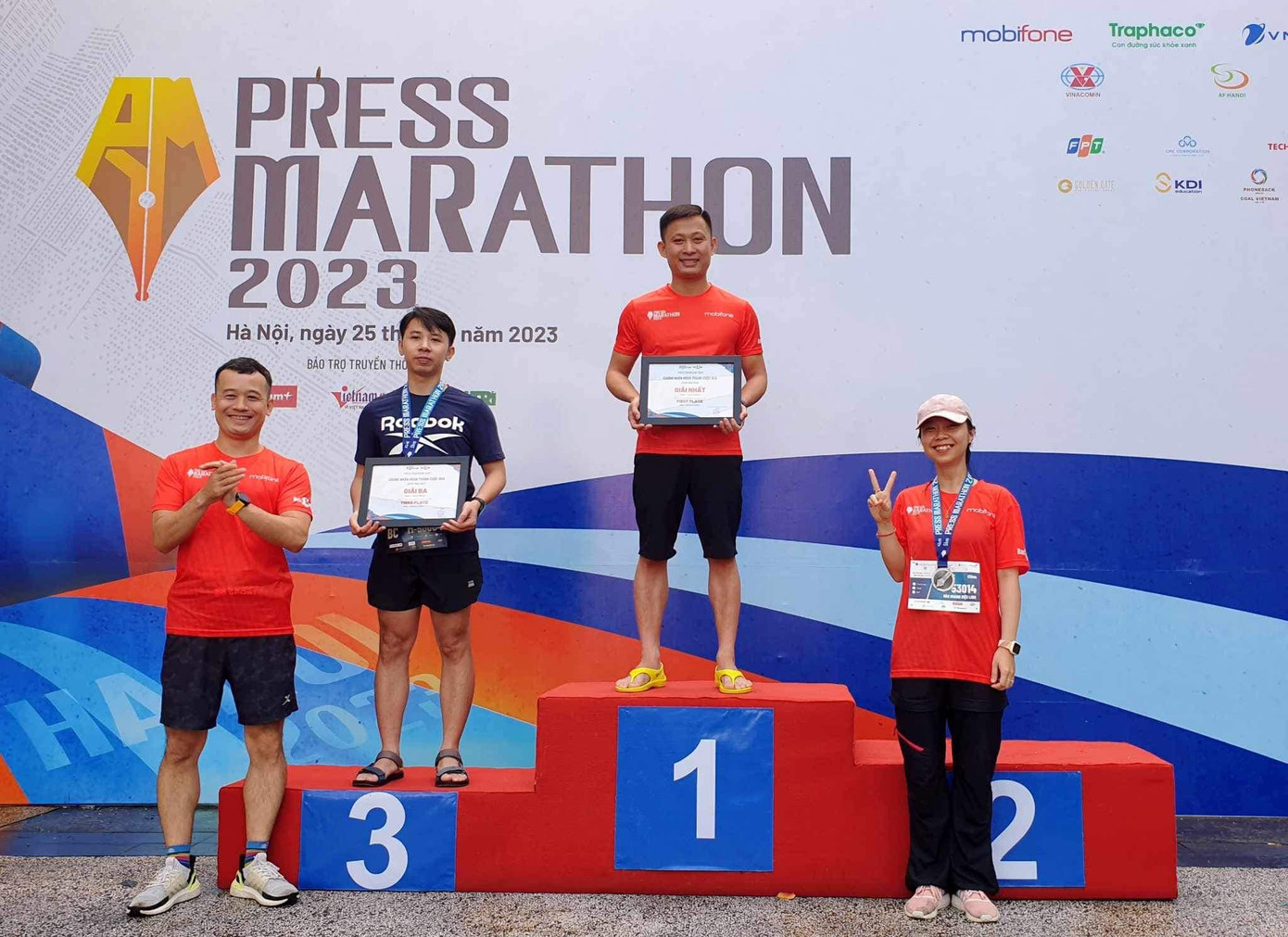 Anh Đỗ Ngọc Tuấn (Báo Tiền Phong) giành giải nhất nam ở cự ly 5km.