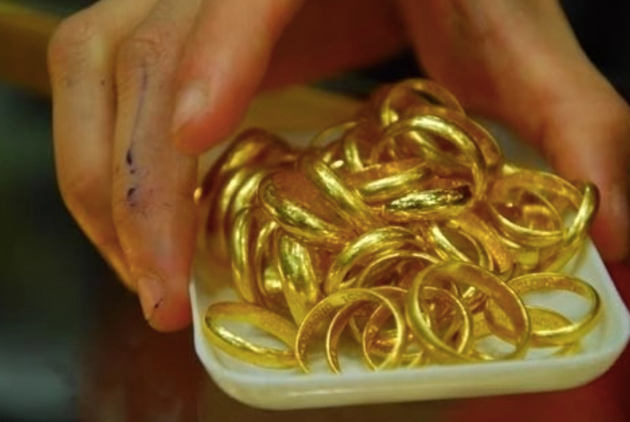 Giá vàng nhẫn tròn trơn bất ngờ lao dốc. Giá vàng nhẫn tròn trơn bất ngờ lao dốc.