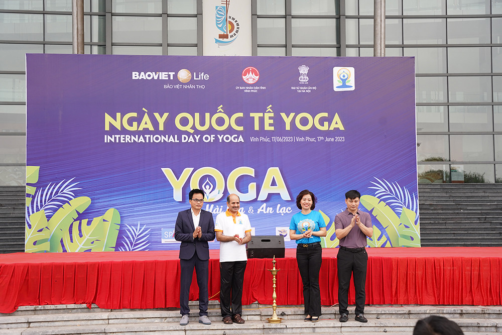 Các đại biểu thực hiện thức thắp nến - nghi thức truyền thống của Yoga, với ý nghĩa mang lại sự an lạc cho thân và tâm.
