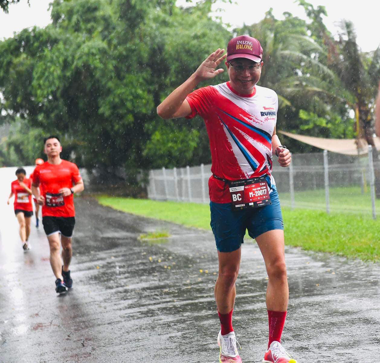 Nhà báo Đình Thắng - Trưởng Ban Kinh tế, Chủ tịch Câu lạc bộ Tiền Phong Runner trên cung đường chạy 21,6km.