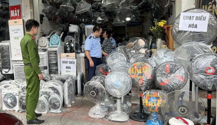 Lực lượng Quản lý thị trường kiểm tra cửa hàng kinh doanh sản phẩm tích điện, làm mát.