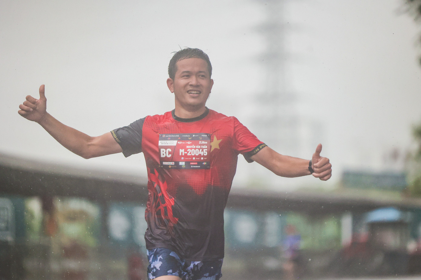 Nhà báo Tuấn Nguyễn, Phụ trách Ban đại diện Tây Nguyên Báo Tiền Phong, trên cung đường chạy cự ly 21,6km.