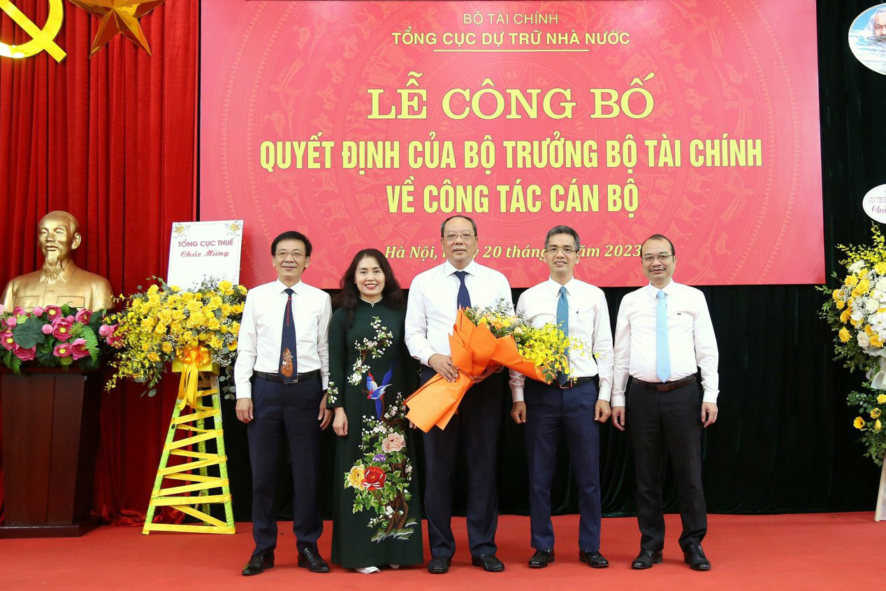 Thứ trưởng Võ Thành Hưng và tập thể ban lãnh đạo Tổng cục Dự trữ Nhà nước tại buổi lễ Thứ trưởng Võ Thành Hưng và tập thể ban lãnh đạo Tổng cục Dự trữ Nhà nước tại buổi lễ