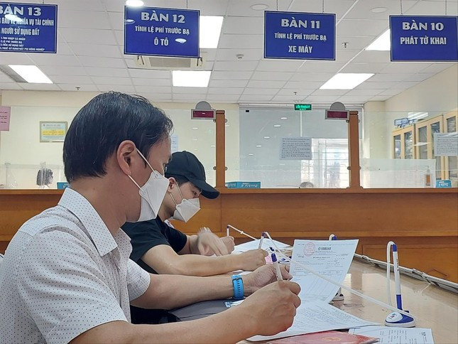 Người dân làm thủ tục nộp phí tại cơ quan thuế. (Ảnh minh họa: ST).