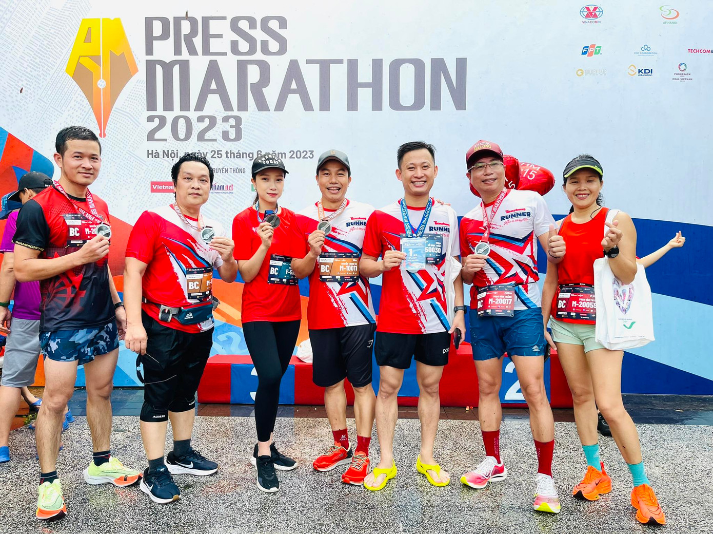 Các thành viên Tiền Phong Runner sau khi hoàn thành cung đường chạy.