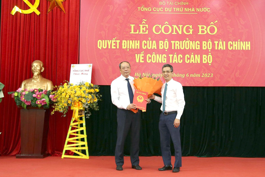 Thứ trưởng Võ Thành Hưng trao quyết định điều động, bổ nhiệm Phó Tổng cục trưởng và giao Quyền Tổng cục trưởng Tổng cục Dự trữ Nhà nước cho ông Vũ Xuân Bách. Thứ trưởng Võ Thành Hưng trao quyết định điều động, bổ nhiệm Phó Tổng cục trưởng và giao Quyền Tổng cục trưởng Tổng cục Dự trữ Nhà nước cho ông Vũ Xuân Bách.