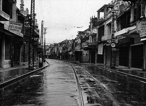 Đây là hình ảnh về phố Hàng Đào trước khi quân giải phóng tiến vào thành phố