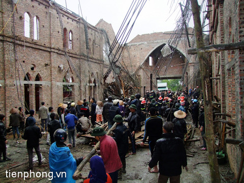 Bên trong nhà thờ đang xây dựng vừa bị sập. Ảnh: Đ.M