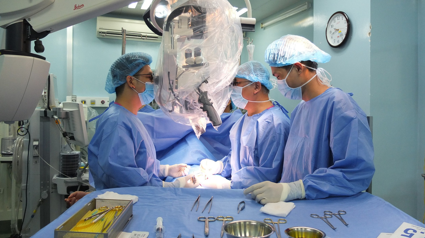 Các bác sĩ phẫu thuật rút cây gậy bida ra khỏi vùng kín cho người bệnh