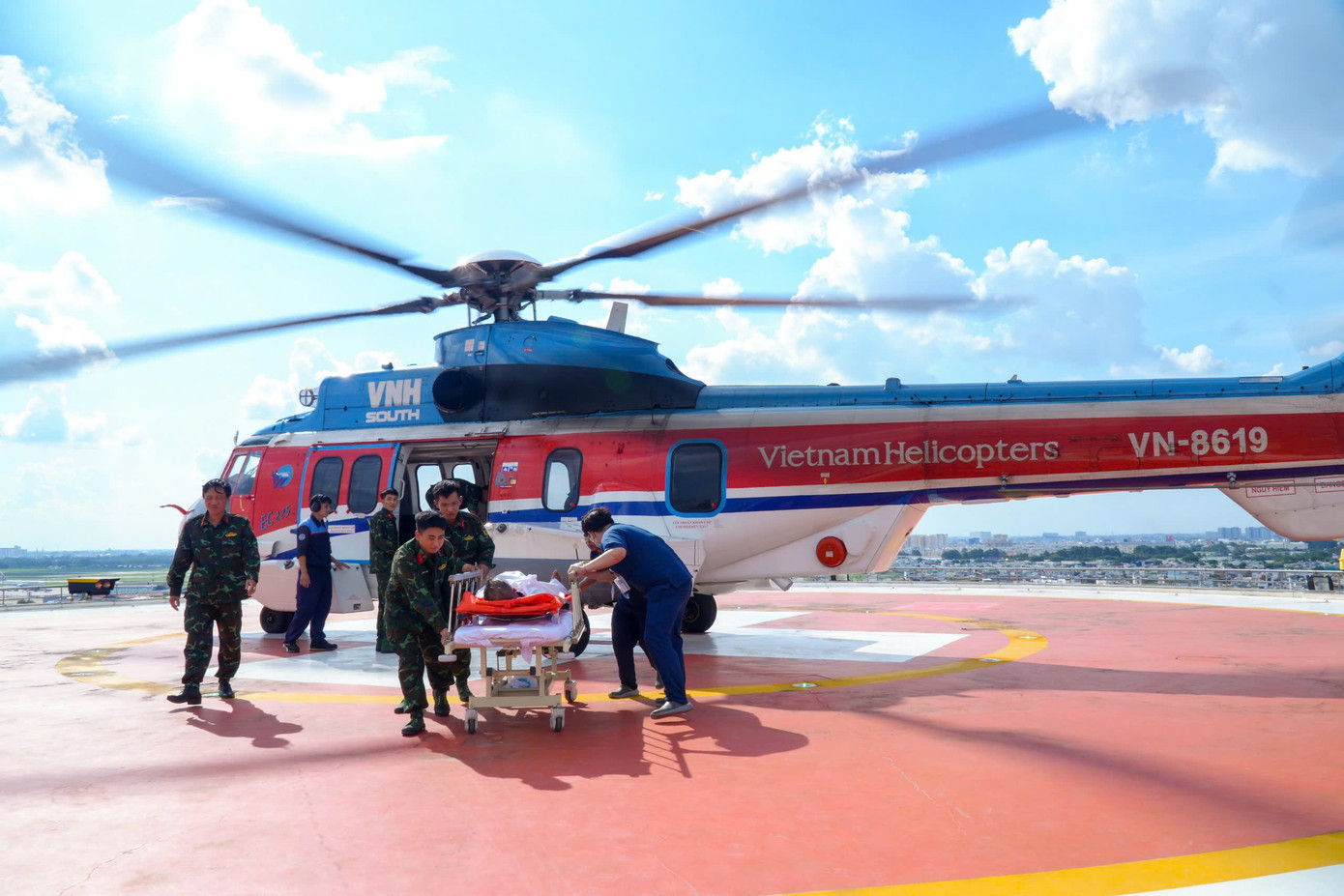 Đây là lần đầu tiên một chuyến bay cấp cứu vận chuyển thành công cùng lúc 3 người bệnh