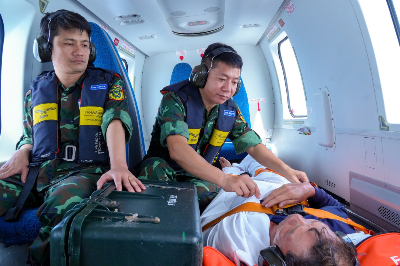 3 bệnh nhân đã được chuyển viện an toàn từ đảo xa về đất liền bằng trực thăng cứu hộ